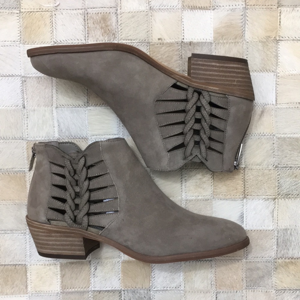 VINCE CAMUTO Prestetta Bootie - Picture 2 of 8